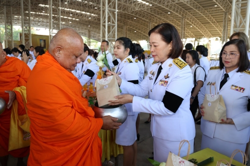 พิธีทำบุญตักบาตรถวายพระราชกุศลและวางพวงมาลา เนื่องในวันนวมินทรมหาราช
